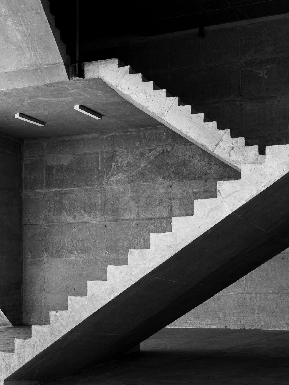 Reduzierte brutalistische Architektur mit starker Formsprache und zeitlosem Charakter.