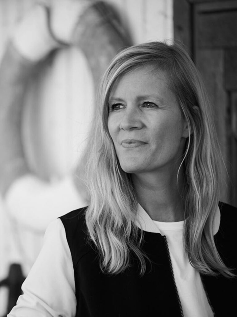 Portrait Close up von Steffi Adam auf einem Hausboot, Freiheit lebend, Creative Advisor für Unternehmer und Kreative in einer Phase der Neuausrichtung.