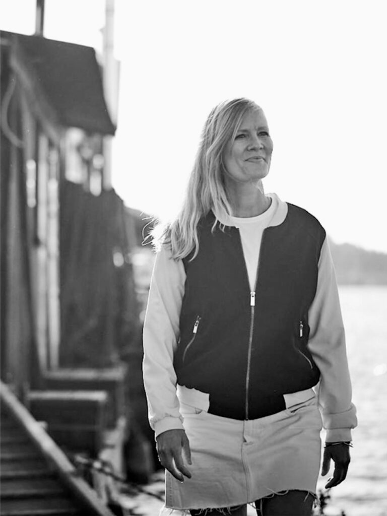 Steffi Adam auf einem Hausboot, Freiheit lebend, Creative Advisor für Unternehmer und Kreative in einer Phase der Neuausrichtung.