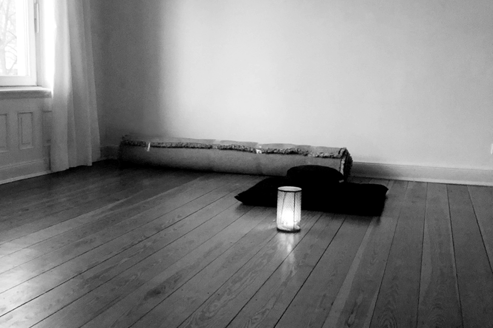 Leeres Zimmer mit zusammengerolltem Teppich als Ausdruck des Abschieds vor einer neuen Phase und Neuausrichtung